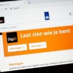 Screenshot of DigiD homepage with orange banner 'Laat zien wie je bent' and buttons 'Aanvragen' and 'Activeren'